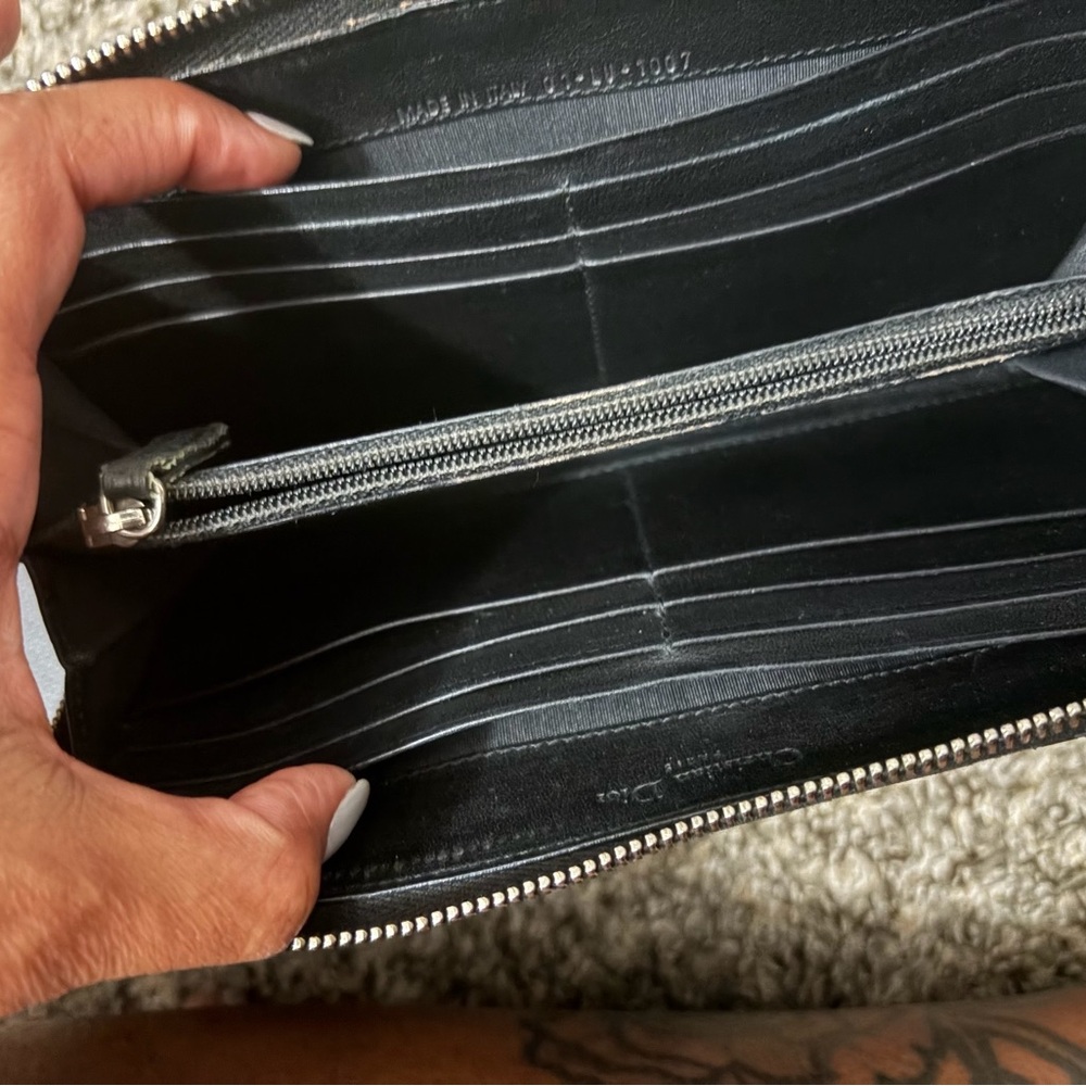 VINTAGE Dior Black Embossed Zip Wallet - Picture 7 of 8